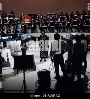 Shirley Bassey, britische Sängerin, Interpretin des berühmten Bond-Songs: Goldfinger, bei Proben zu einem TV-Konzert mit dem SFB-Tanzorchester, 1972. Shirley Bassey, britische Sängerin, Interpretin des berühmten Bond-Liedes: Goldfinger, während der Proben für ein TV-Konzert mit dem SFB Dance Orchestra, 1972. Stockfoto