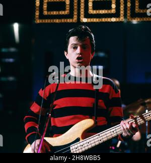 Günther Sigl, Sänger der bayerischen Rock 'n' Roll Band Spider Murphy Gang singt den Hit Schickeria in der ZDF Musiksendung Disco, 1982. Günther Sigl, Sänger der Münchner Rock 'n' Roll Band Spider Murphy Gang, singt den Hit Schickeria im ZDF-Musikprogramm Disco, 1982. Stockfoto