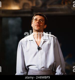 Reinhard Mey, deutscher Liedermacher, bei einem Auftritt in der Wettshow 'Wetten, dass', Deutschland 1983. Der deutsche Songwriter Reinhard Mey tritt bei der TV-Show 'Wetten, dass', Deutschland 1983 auf. Stockfoto