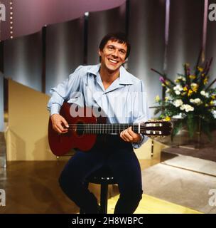 Reinhard Mey, deutscher Liedermacher, bei einem Auftritt, Deutschland 1980. Deutscher Songwriter Reinhard Mey beim Auftritt, Deutschland 1980. Stockfoto