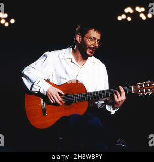 Reinhard Mey, deutscher Liedermacher, bei einem Auftritt, Deutschland 1983. Deutscher Songwriter Reinhard Mey beim Auftritt, Deutschland 1983. Stockfoto