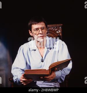 Reinhard Mey, deutscher Liedermacher, bei einem Auftritt in der Wettshow 'Wetten, dass', Deutschland 1983. Der deutsche Songwriter Reinhard Mey tritt bei der TV-Show 'Wetten, dass', Deutschland 1983 auf. Stockfoto