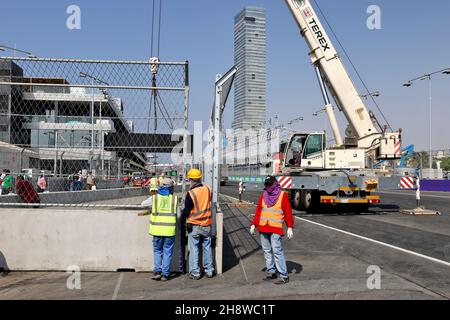 Dschidda, Saudi-Arabien. 02nd Dez 2021. Vorbereitung des Stromkreises. Großer Preis von Saudi-Arabien, Donnerstag, 2nd. Dezember 2021. Dschidda, Saudi-Arabien. Quelle: James Moy/Alamy Live News Stockfoto