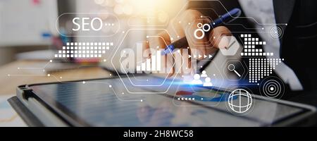 Juristische und Geschäftsmann Berater, Unternehmer überprüfen, Planung analysieren Investitionen und Marketing auf Tablet im Büro, SEO oder Suchmaschinen-Optimierung Stockfoto