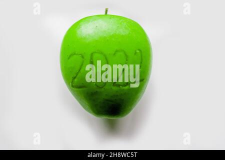 Nummer 2022, auf einem Apfel platziert, auf weißem Hintergrund.