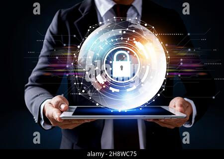 Trends der Online-Verbindung Metaverse Unternehmen im Jahr 2022, Hand des Geschäftsmannes halten Welt der Internet-Technologie Netzwerk-Sicherheitsschlüssel und Tablet Stockfoto