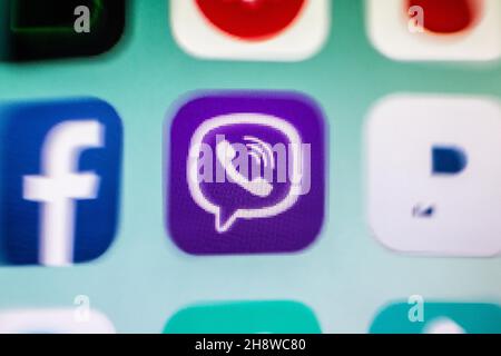 In dieser Abbildung sehen Sie eine Nahaufnahme eines Viber App-Symbols, das auf einem Smartphone-Bildschirm angezeigt wird. Stockfoto