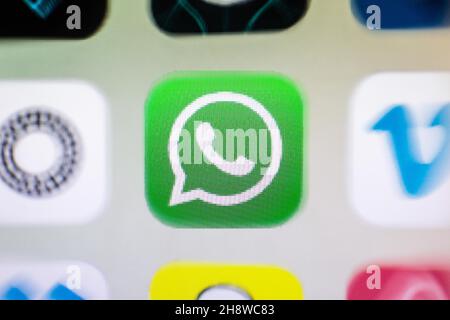 In dieser Abbildung wird eine Nahaufnahme eines WhatsApp-App-Symbols auf einem Smartphone-Bildschirm angezeigt. Stockfoto