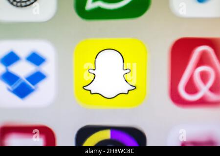 In dieser Abbildung wird eine Nahaufnahme eines Snapchat-App-Symbols auf einem Smartphone-Bildschirm angezeigt. Stockfoto