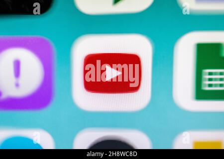 In dieser Abbildung wird eine Nahaufnahme eines YouTube-App-Symbols auf einem Smartphone-Bildschirm angezeigt. Stockfoto