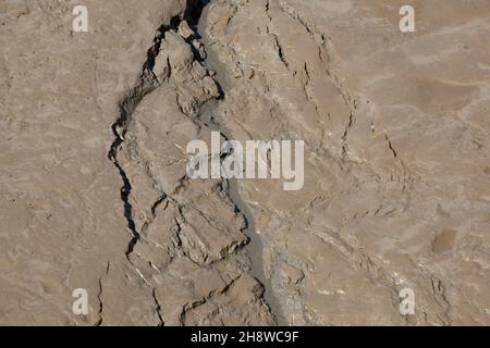 Schlamm in einem Fluss bei Ebbe Stockfoto