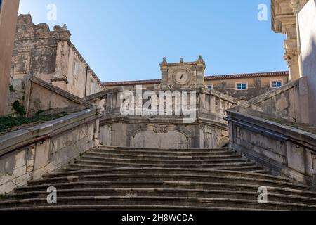 Dubrovnik, Kroatien - 21. November 2021: Blick auf die berühmte Jesuitentreppe in Dubrovnik, die zur Kirche des heiligen Ignatius von Loyola führt Stockfoto