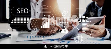 Rechtsberater und Geschäftsmann, zwei Geschäftsleute sprechen, planen analysieren Investitionen und Marketing auf Tablet im Büro, SEO oder Suchmaschinen-Optimi Stockfoto