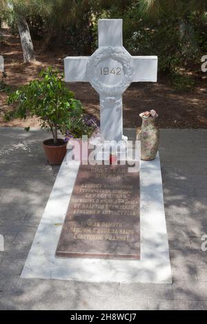 Sewastopol, Krim, Russland - 29. Juli 2020: Das Massengrab von zweihundert Teilnehmern an der heroischen Verteidigung Sewastopols in 1942 auf dem Territorium der Stockfoto