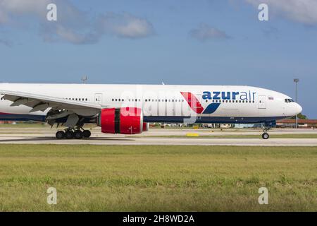 MATANZAS, KUBA - 18. Aug 2021: Die Azurair Airline im Flughafen von Varadero, Kuba auf blauem Himmel Hintergrund Stockfoto