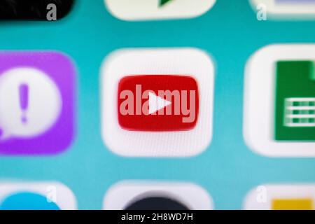 Spanien. 24th. November 2021. In dieser Abbildung wird eine Nahaufnahme eines YouTube-App-Symbols auf einem Smartphone-Bildschirm angezeigt. (Bild: © Thiago Prudencio/SOPA Images via ZUMA Press Wire) Stockfoto