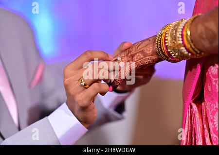 Verlobungsring-Zeremonie, indisches Ehering-Paar-Austausch-Ringe-Ritual. Stockfoto