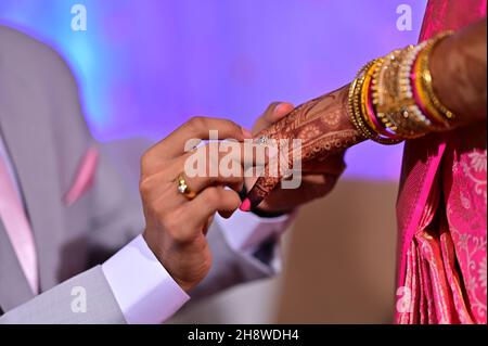 Verlobungsring-Zeremonie, indisches Ehering-Paar-Austausch-Ringe-Ritual. Stockfoto