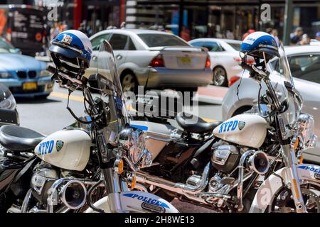 NYPD Patrol Motorräder auf der New York City in der Nähe des Time Square, Manhattan geparkt Stockfoto