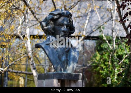 Die Bronzebüste Beethovens im Grünpark der METU. Beethoven ist ein deutscher Komponist und Pianist, einer der am meisten bewunderten Komponisten und Bridged Stockfoto