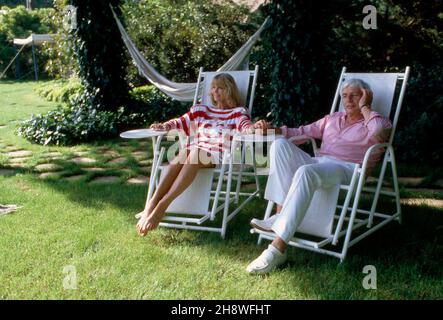 Gunter Sachs mit Ehefrau Mirja im Garten des Anwesens in St. Tropez, Frankreich 1990er Jahre. Gunter Sachs mit seiner Frau Mirja im Garten ihres Hauses in St. Tropez, Frankreich 1990s. Stockfoto