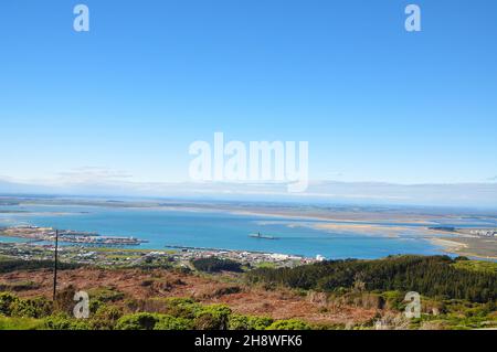 Blick vom Bluff Hill Lookout Point, der früher Schauplatz einer Artilleriebatterie in Napier, Neuseeland, war Stockfoto