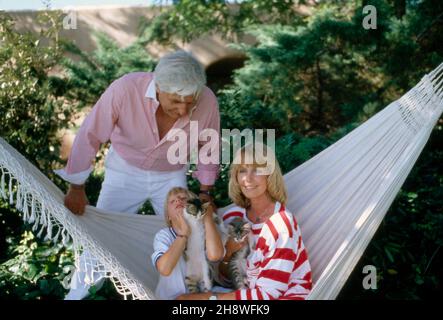 Gunter Sachs und Ehefrau Mirja und Sohn Claus Alexander im Garten des Anwesens in St. Tropez, Frankreich 1990er Jahre. Gunter Sachs, seine Frau Mirja und Sohn Claus Alexander im Garten ihres Hauses in St. Tropez, Frankreich 1990s. Stockfoto