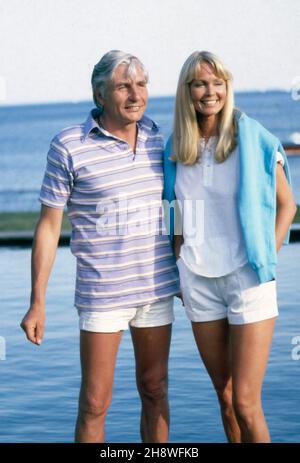 Gunter Sachs und Ehefrau Mirja am Strand von St. Tropez, Frankreich um 1988. Gunter Sachs und seine Frau Mirja machen einen Spaziergang am Strand von St. Tropez, Frankreich 1988. Stockfoto