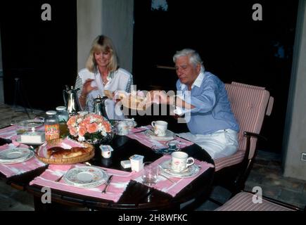 Gunter Sachs mit Ehefrau Mirja bei Kaffee und Kuchen auf einer Terasse, 2000er. Gunter Sachs mit Frau Mirja mit Kaffee und Kuchen auf der Terrasse, 2000. Stockfoto