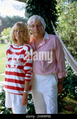 Gunter Sachs mit Ehefrau Mirja im Garten des Anwesens in St. Tropez, Frankreich 1990er Jahre. Gunter Sachs mit seiner Frau Mirja im Garten ihres Hauses in St. Tropez, Frankreich 1990s. Stockfoto