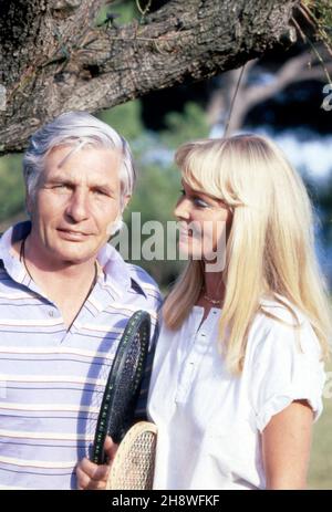 Gunter Sachs und Ehefrau Mirja am Strand von St. Tropez, Frankreich um 1988. Gunter Sachs und seine Frau Mirja machen einen Spaziergang am Strand von St. Tropez, Frankreich 1988. Stockfoto