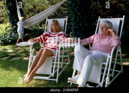 Gunter Sachs mit Ehefrau Mirja im Garten des Anwesens in St. Tropez, Frankreich 1990er Jahre. Gunter Sachs mit seiner Frau Mirja im Garten ihres Hauses in St. Tropez, Frankreich 1990s. Stockfoto