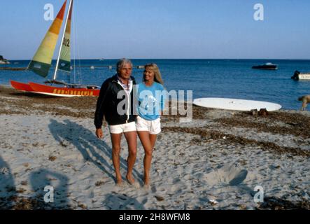 Gunter Sachs und Ehefrau Mirja am Strand von St. Tropez, Frankreich um 1988. Gunter Sachs und seine Frau Mirja machen einen Spaziergang am Strand von St. Tropez, Frankreich 1988. Stockfoto