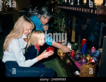 Adventssstimmung bei Familie Sachs: Mirja mit ehemann Gunter und Sohn Christian Gunnar, ca. 1974. vorweihnachtliche Zeit bei Familie Sachs: Gunter, Ehefrau Mirja und Sohn Christian Gunnar, ca. 1974. Stockfoto