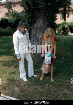 Mirja Larson und Unternehmer Gunter Sachs mit Sohn Christian Gunnar im Urlaub, ca. 1974. Mirja Larson und Unternehmer Gunter Sachs, mit ihrem Sohn Christian Gunnar im Urlaub, ca. 1974. Stockfoto