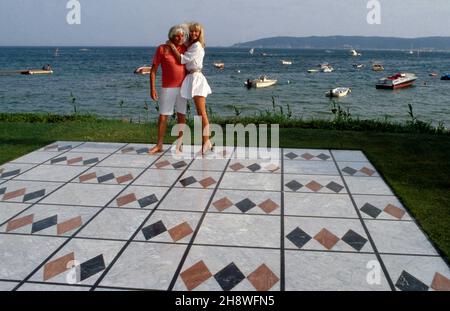 Gunter Sachs und Ehefrau Mirja auf der Terrasse des Anwesens in St. Tropez, Frankreich um 1988. Gunter Sachs und seine Frau Mirja auf der Terrasse ihres Hauses in St. Tropez, Frankreich 1988. Stockfoto