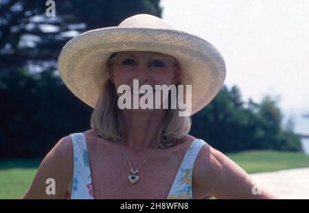 Gunter Sachs' Ehefrau Mirja mt Sonnenhut im Garten des Anwesens in St. Tropez, Frankreich 1990er Jahre. Gunter Sachs Frau Mirja trägt einen Sonnenhut im Garten ihres Hauses in St. Tropez, Frankreich 1990s. Stockfoto