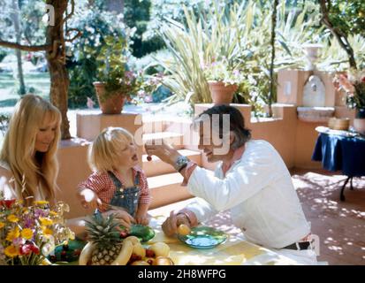 Mirja Larson und Unternehmer Gunter Sachs mit Sohn Christian Gunnar im Urlaub, ca. 1974. Mirja Larson und Unternehmer Gunter Sachs, mit ihrem Sohn Christian Gunnar im Urlaub, ca. 1974. Stockfoto