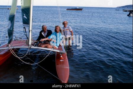 Gunter Sachs und Ehefrau Mirja nach einem Segeltrip mit dem Katamaran vor St. Tropez, Frankreich 1988. Gunter Sachs und Frau Mirja kommen von einer Reise mit dem Katamaran in der Nähe von St. Tropez, Frankreich 1988 zurück. Stockfoto