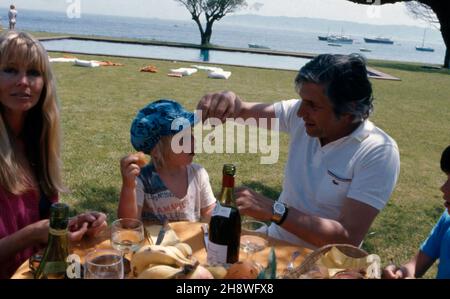 Mirja Larson und Unternehmer Gunter Sachs mit Sohn Christian Gunnar im Urlaub, ca. 1974. Mirja Larson und Unternehmer Gunter Sachs, mit ihrem Sohn Christian Gunnar im Urlaub, ca. 1974. Stockfoto