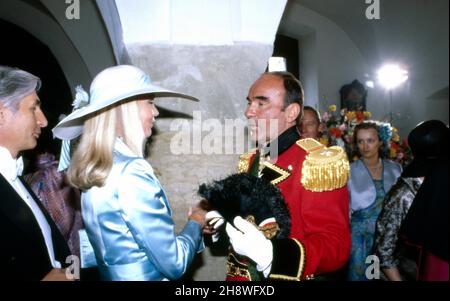 Gunter Sachs und Ehefrau Mirja begrüßen Fürst Johannes von Thurn und Taxis bei der Echeschschließen mit Gloria von Schönburg-Glauchau in Regensburg, Deutschland 1980. Gunter Sachs und seine Frau Mirja sprachen mit Prinz Johannes von Thurn und Taxis, bevor sie Gloria von Schoenburg-Glauchau in Regensburg 1980 heirateten. Stockfoto