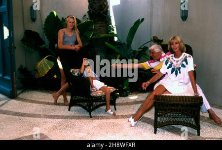 Gunter und Mirja Sachs mit Sohn Carl Alexander und einem Feriengast in St. Tropez, Frankreich um 1988. Gunter und Mirja Sachs mit Sohn Carl Alexander und einem Feriengast in St. Tropez, Frankreich um 1988. Stockfoto