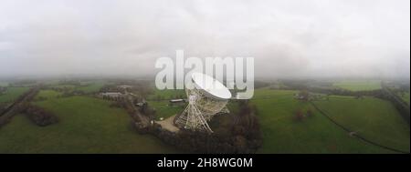 Panoramablick auf das Jodrell Bank Discovery Center an einem bewölkten Tag Stockfoto