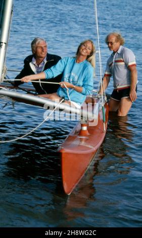 Gunter Sachs und Ehefrau Mirja nach einem Segeltrip mit dem Katamaran vor St. Tropez, Frankreich 1988. Gunter Sachs und Frau Mirja kommen von einer Reise mit dem Katamaran in der Nähe von St. Tropez, Frankreich 1988 zurück. Stockfoto