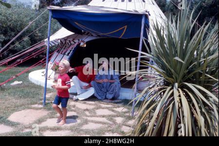 Mirja Larson und Unternehmer Gunter Sachs mit Sohn Christian Gunnar im Urlaub, ca. 1974. Mirja Larson und Unternehmer Gunter Sachs, mit ihrem Sohn Christian Gunnar im Urlaub, ca. 1974. Stockfoto