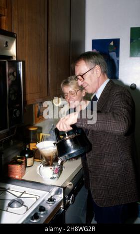 Rudolf Rohlinger, deutscher Fernsehjournalist und Moderator, nimmt Obst