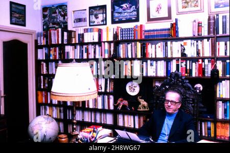 Johannes Mario Simmel, Österreichischer Schriftsteller, am Schreibtisch im Arbeitszimmer in Cannes, Frankreich 1976. Der österreichische Autor Johannes Mario Simmel an seinem Schreibtisch zu Hause in Cannes, Frankreich 1976. Stockfoto