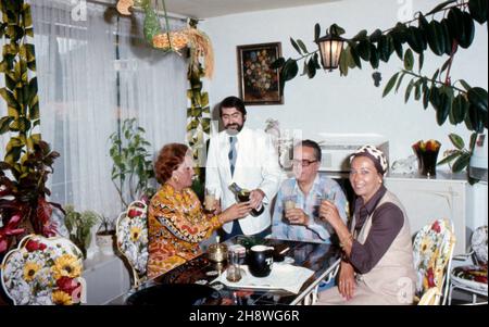 Johannes Mario Simmel, Österreichischer Schriftsteller, mit Ehefrau Helena in Cannes, Frankreich 1976. Der österreichische Autor Johannes Mario Simmel und seine Frau Helena in ihrer Heimat in Cannes, Frankreich 1976. Stockfoto