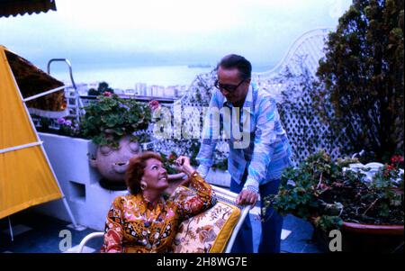 Johannes Mario Simmel, Österreichischer Schriftsteller, mit Ehefrau Helena in Cannes, Frankreich 1976. Der österreichische Autor Johannes Mario Simmel und seine Frau Helena in ihrer Heimat in Cannes, Frankreich 1976. Stockfoto