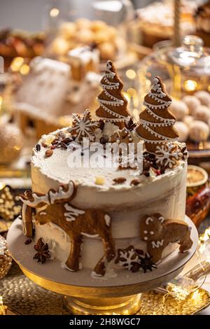 Festlicher Weihnachtskuchen mit gewürzten Weihnachts-Lebkuchen Stockfoto